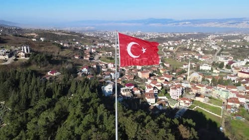 Stadtlandschaft mit türkischer Flagge