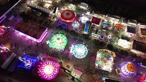 Parque de atracciones por la noche