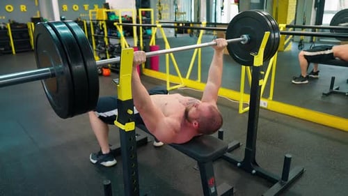 Bodybuilder für die Arbeit mit Langhanteln