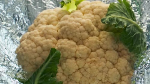 Nahaufnahme der Oberfläche mit frischem Blumenkohl spritzender Flüssigkeit