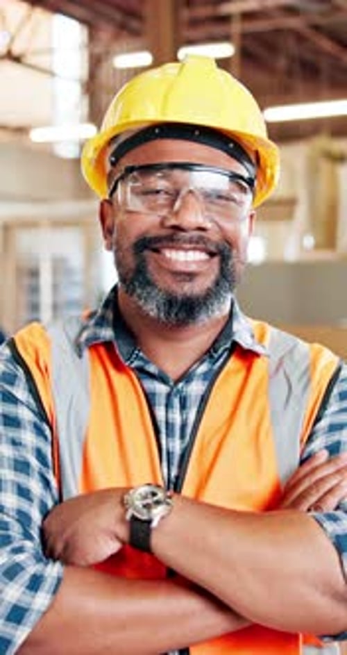 Cara feliz, hombre negro y arquitecto con confianza para la producción de madera o la construcción de una empresa emergente