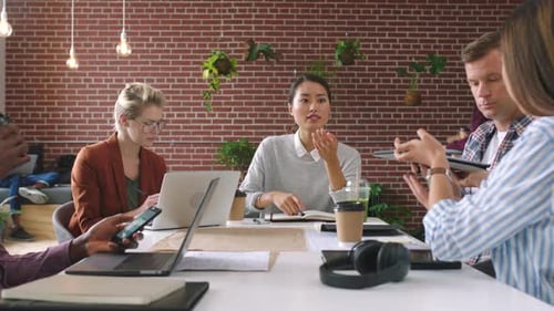 Conception d'applications mobiles, professionnels et réunions pour la présentation de l'expérience utilisateur, de l'interface utilisateur ou de l'expérience utilisateur