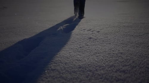 Ein Mann wandert im Freien in der winterlichen Schneelandschaft