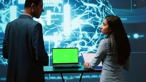 Startup-Mitarbeiter brainstormen über Möglichkeiten, KI zu nutzen