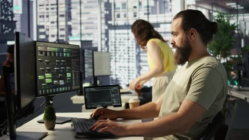 Porträt eines lächelnden Infrastrukturingenieurs für maschinelles Lernen, der Algorithmen entwickelt