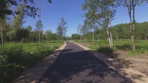 Tieffflug einer Drohne aus der Luft über den kurvenreichen Park Walkway.