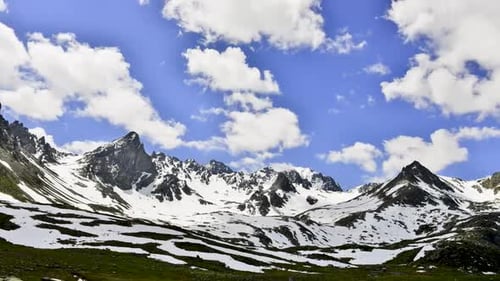 Montagnes enneigées et nuages mouvants