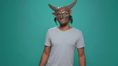 Jovem usando máscara tribal antiga com padrão sacral