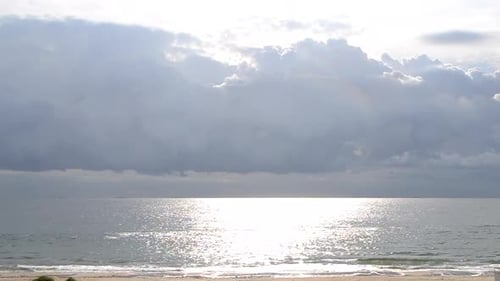 Zeitraffer Schnelle Bewegung von Gewitterregen Große Wolken über der Meeresoberfläche