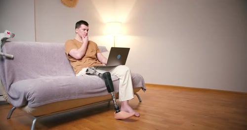 Amputierter mit Beinprothese und Behinderung an einer künstlichen transfemoralen Beinprothese oberhalb des Knies