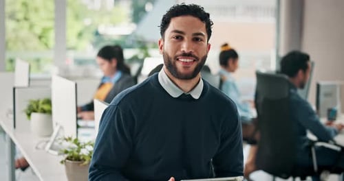 Homme d'affaires heureux, visage ou chef de projet avec tablette pour la gestion de l'entreprise au bureau