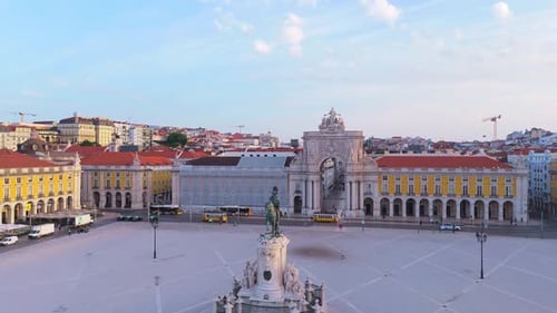 Vue aérienne de la Praça do Comercio et de l'arche de la Rua Augusta, au Portugal.