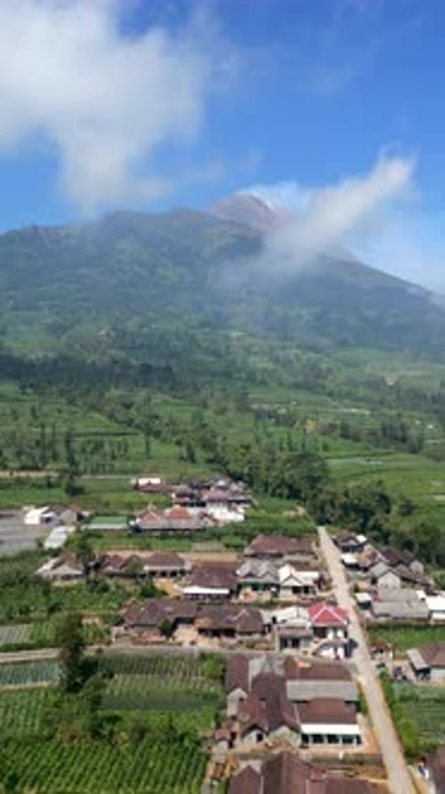 Luftaufnahme eines malerischen Dorfes an den Hängen des aktiven Merapi-Vulkans in Indonesien