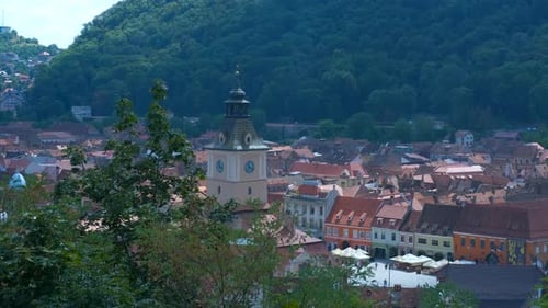Panorama der antiken Stadt vor grünen Hügeln