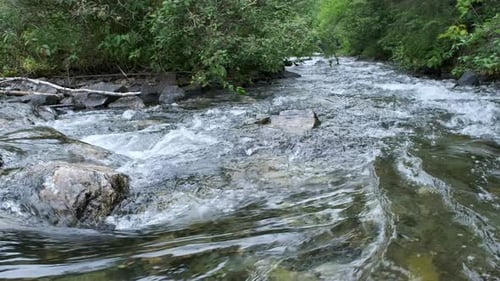 Stromschnellen über Felsen in Zeitlupe