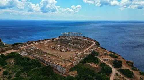 Prise de vue par Drone, site archéologique de Sounion et ruines du temple de Poséidon sur une colline au-dessus de la mer, Grèce