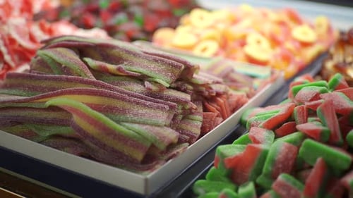 Display mit gemischten bunten Gummibonbons aus Gelee für den Verkauf