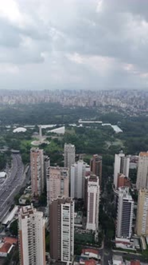 Centro de São Paulo, paisagem urbana de arranha-céus, Brasil.