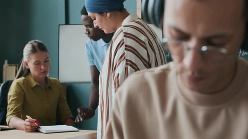 Apprenants multiethniques étudiant l'anglais avec un professeur en classe