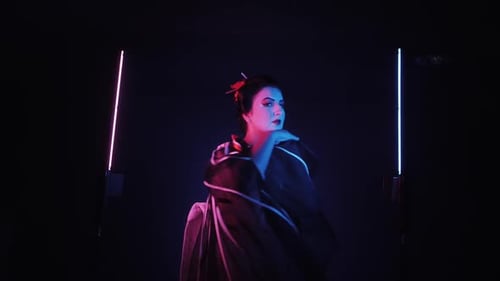 Anmutige Frau im japanischen Kimono unter Neonlichtern, traditionelles Geisha-Kostüm