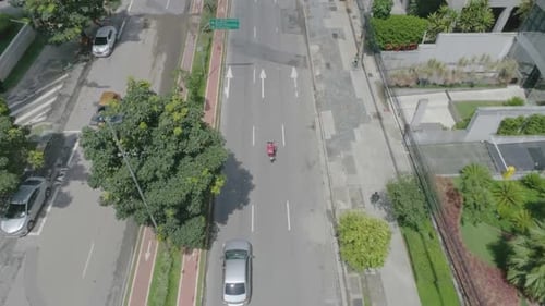 Autos fahren auf der Straße