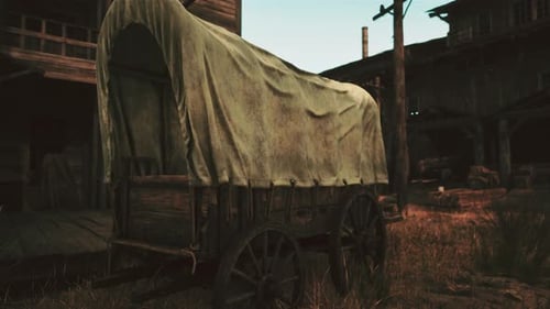 Un vagón cubierto antiguo en un entorno de campo rústico