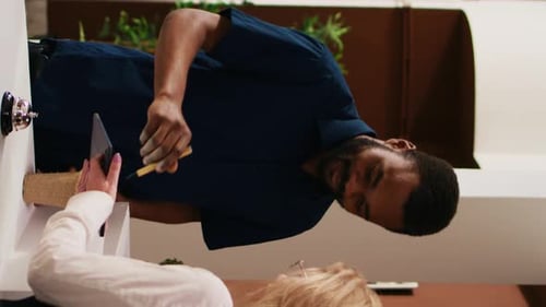 Vídeo vertical de huéspedes del hotel registrándose en la recepción