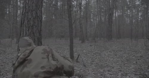 Reconstituteur vêtu d'un costume de camouflage