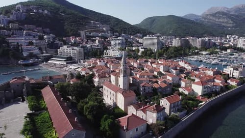 Vue aérienne de la ville de Budva par une journée ensoleillée.
Monténégro