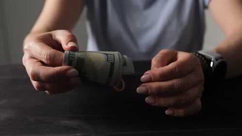 Garota conta suas economias em notas de dólar americano