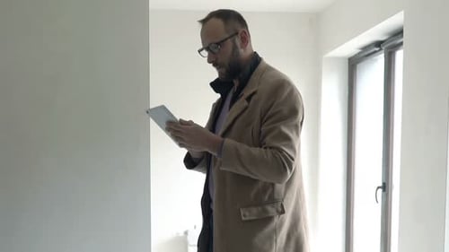 Un joven arquitecto revisa el diseño del hogar en una tableta