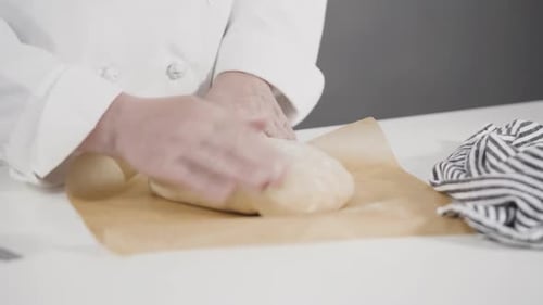 Hausgemachtes Sauerteig-Weizenbrot im gusseisernen Schmortopf backen