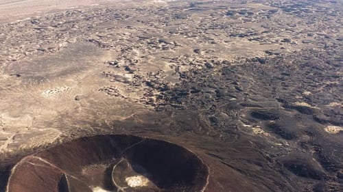 Filmmusik Luftaufnahme des Amboy-Kraters, des ruhenden Aschekegel-Vulkans, der Mojave-Wüste in Südkalifornien
