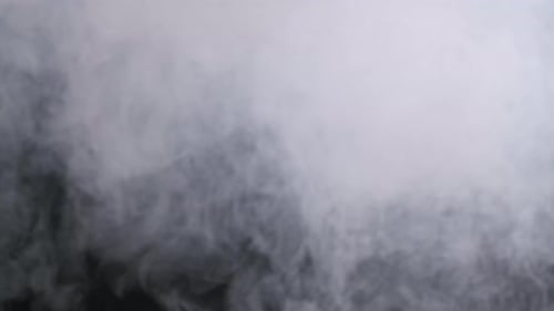 Rauch- oder Dampfwolken auf schwarzem Hintergrund