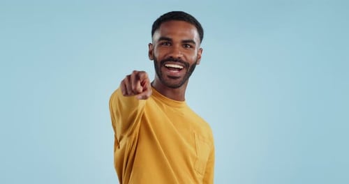 Gesicht, Augenzwinkern und Mann mit Hand, der auf dich zeigt, im Studio mit Auswahl, Auswahl