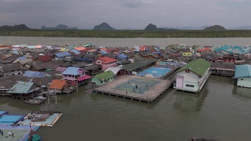 Vista aérea do Drone da cidade flutuante de Panyee na Tailândia.