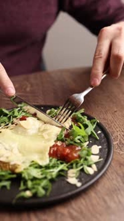 Die Gäste genießen köstliche europäische Küche im Restaurant. Nahaufnahme