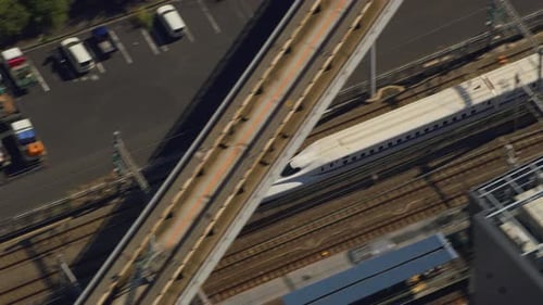 Tokio, Japón: vista aérea del tren bala Shinkansen a toda velocidad por el paisaje urbano