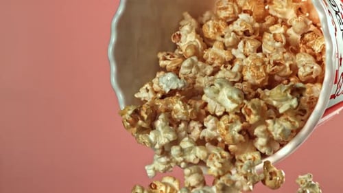 Fliegendes Popcorn in Superzeitlupe, gefilmt mit einer Hochgeschwindigkeitskamera mit 1000 Bildern pro Sekunde