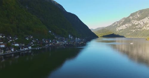 Vue imprenable par drone de Hallstatt, en Haute-Autriche, en Europe. Les reflets des montagnes sont visibles sur les vagues du lac