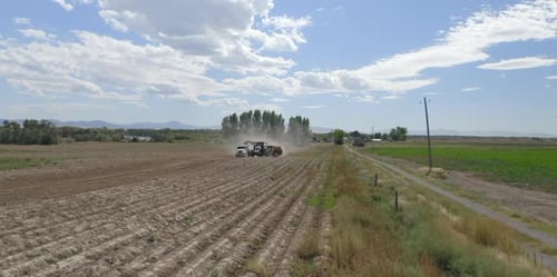 Imágenes con drones de maquinaria pesada trabajando en el campo durante la cosecha de patatas