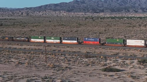 Güterzug Bewegte Luftaufnahmen Güterzugfahrten auf der Eisenbahn in der Wüste