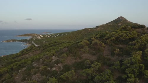 Vue aérienne par drone d'un paysage de montagne entouré par la mer. Petit village pittoresque en arrière-plan
