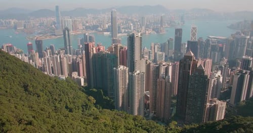 Impresionante vista desde un ángulo alto de la ciudad y el puerto de Hong Kong