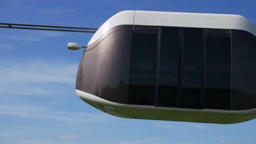 Un véhicule Unibus roule le long d'un téléphérique à contre-courant