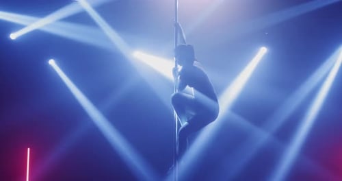 mulher magra dançando strip-tease