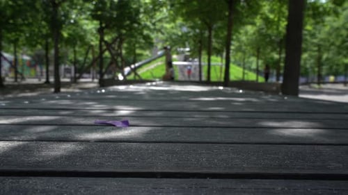 Kinder spielen auf einem Spielplatz in der Stadt, im Schatten der Bäume, auf einem falschen Schiff, das Kind