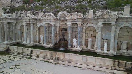 Le complexe historique de fontaines de Sagalassos depuis une vue aérienne unique
