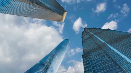 Mirando hacia el edificio alto, edificios de gran altura en Shanghai