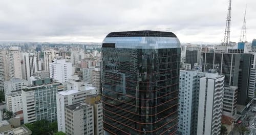 Vista aérea dos arranha-céus ao longo da Avenida Paulista, Brasil.